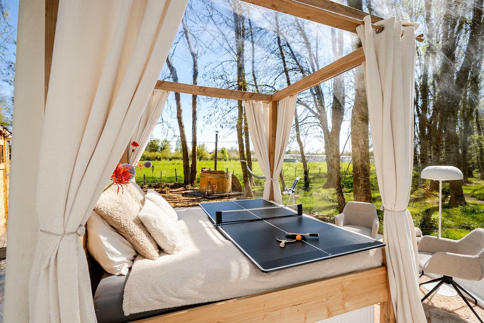 Slapen onder de sterren in een transparante bubbel met hottub, verscholen in een privébos