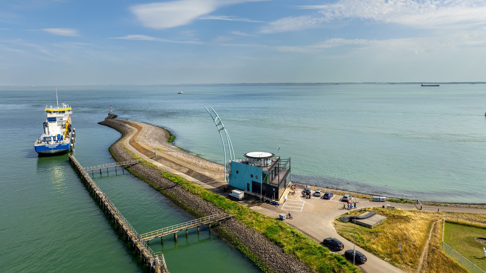 Hotelkamer met het beste van twee werelden. Aan de ene kant de zee, aan de andere kant de levendige haven