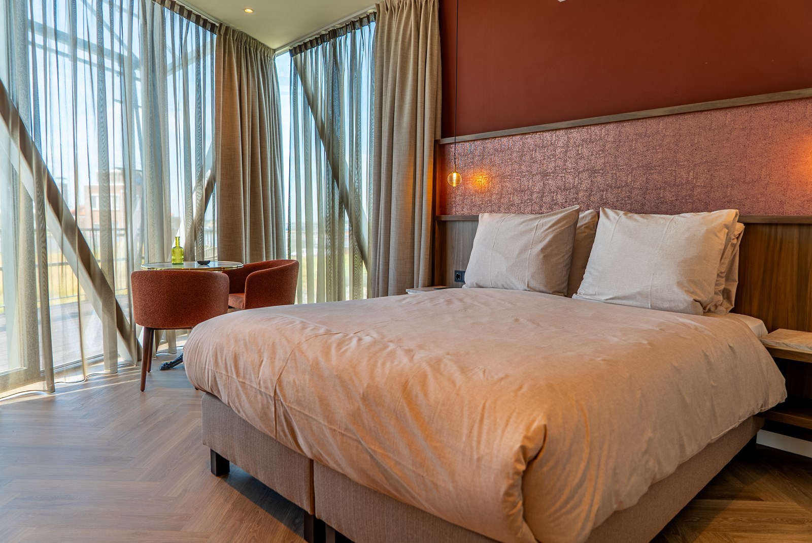 Hotelkamer met het beste van twee werelden. Aan de ene kant de zee, aan de andere kant de levendige haven
