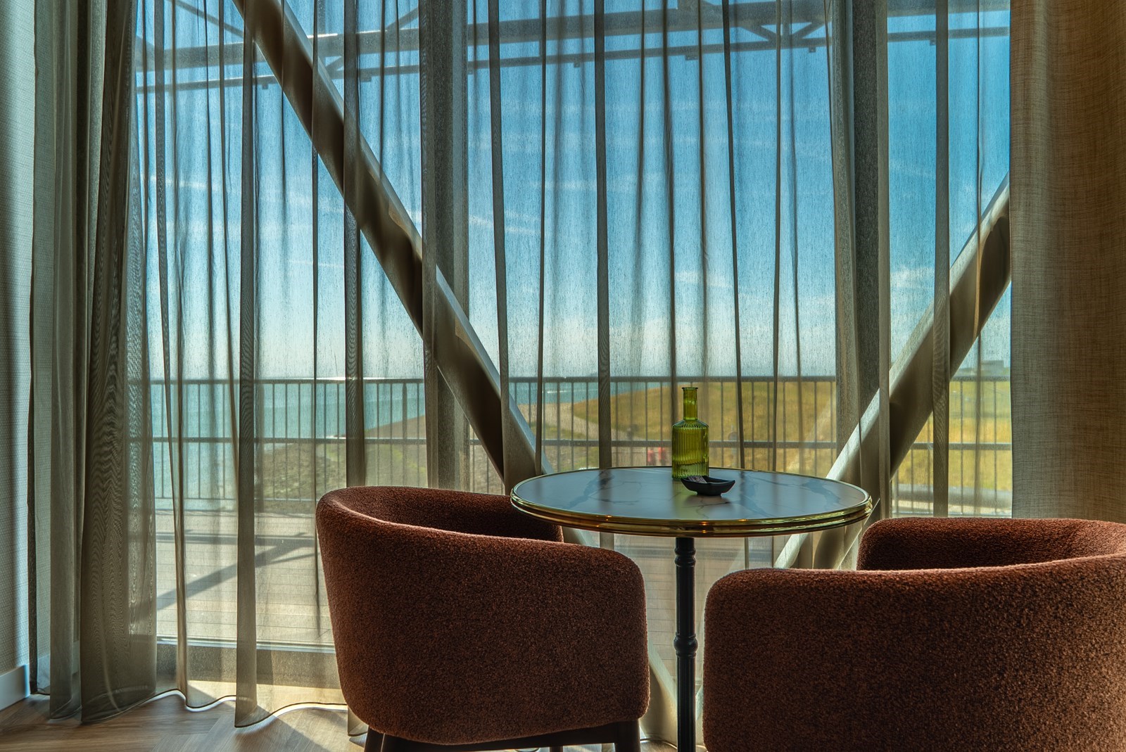 Hotelkamer met het beste van twee werelden. Aan de ene kant de zee, aan de andere kant de levendige haven