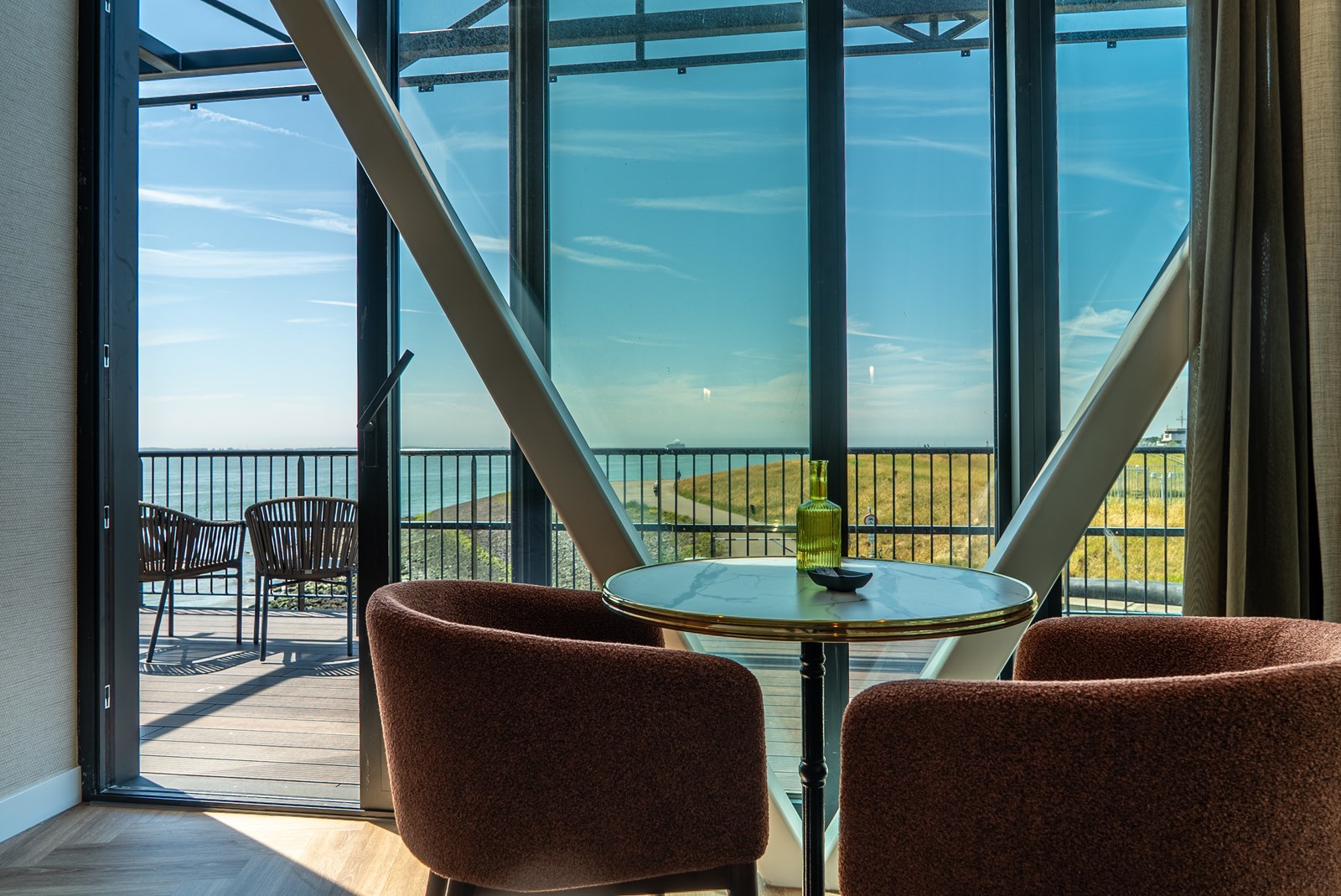 Hotelkamer met het beste van twee werelden. Aan de ene kant de zee, aan de andere kant de levendige haven