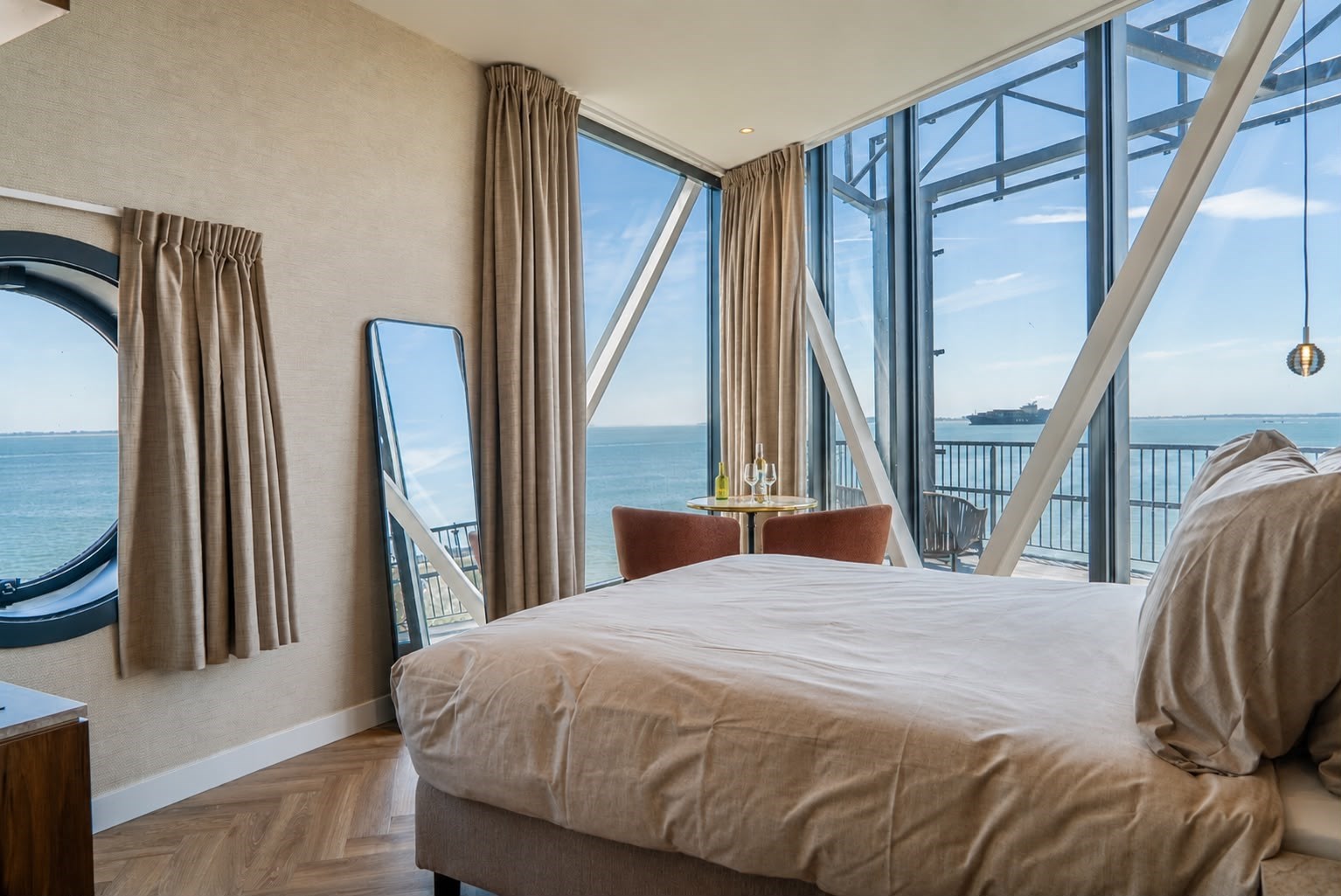 Unieke hotelkamer met panoramische zicht over zee