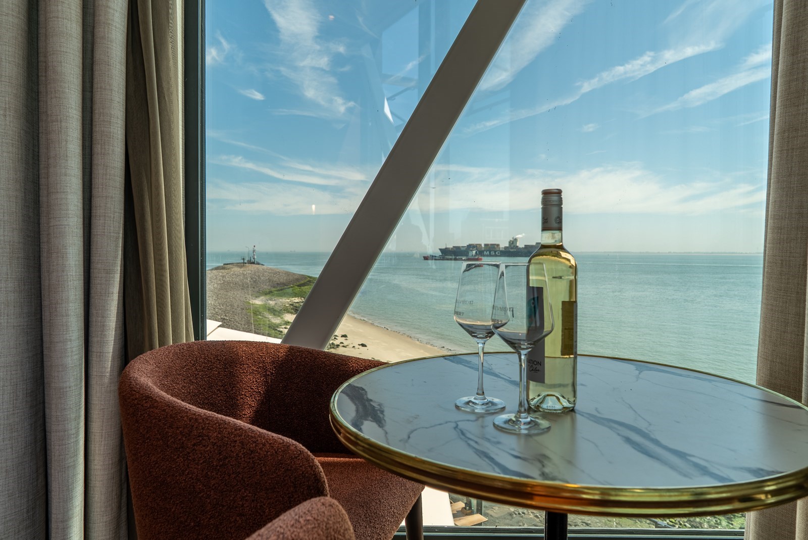 Unieke hotelkamer met panoramische zicht over zee