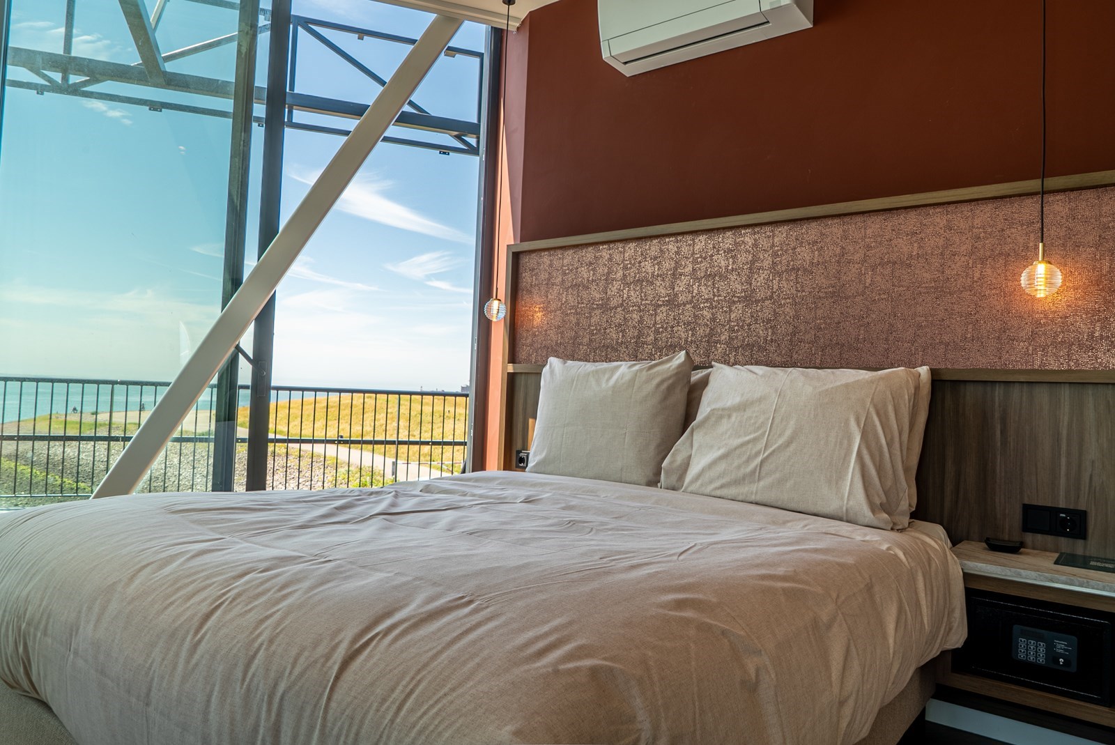 Unieke hotelkamer met panoramische zicht over zee