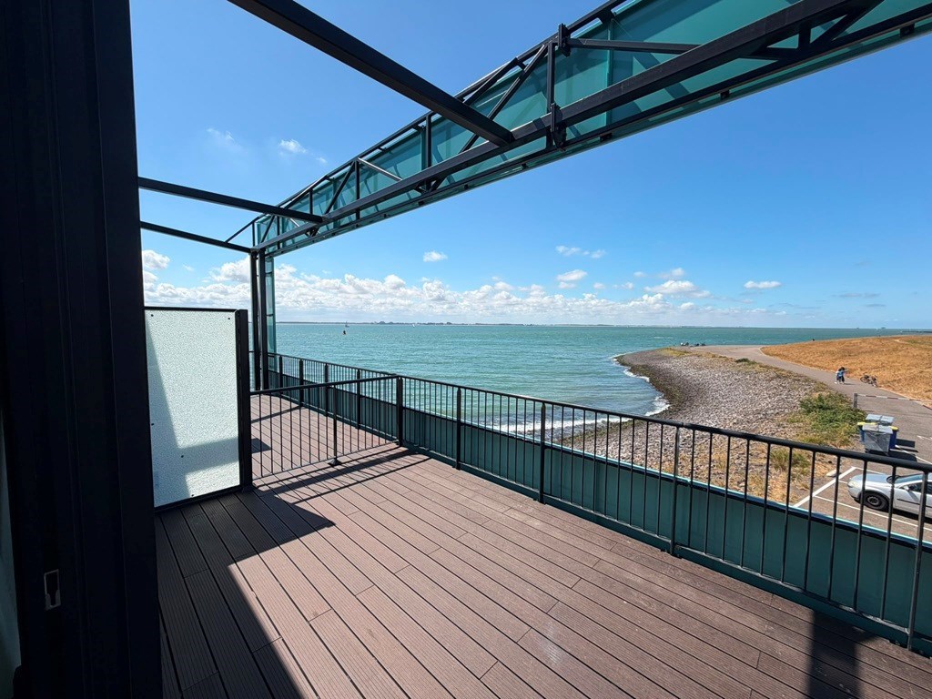 Unieke zeezicht kamer met een groot balkon