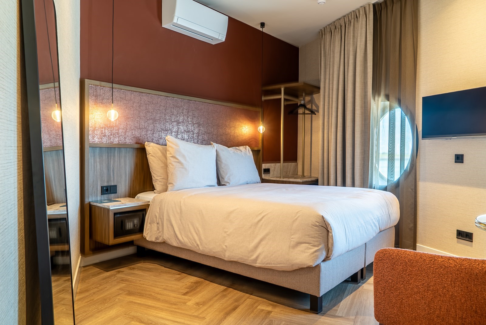Sfeervolle hotelkamer met zeezicht