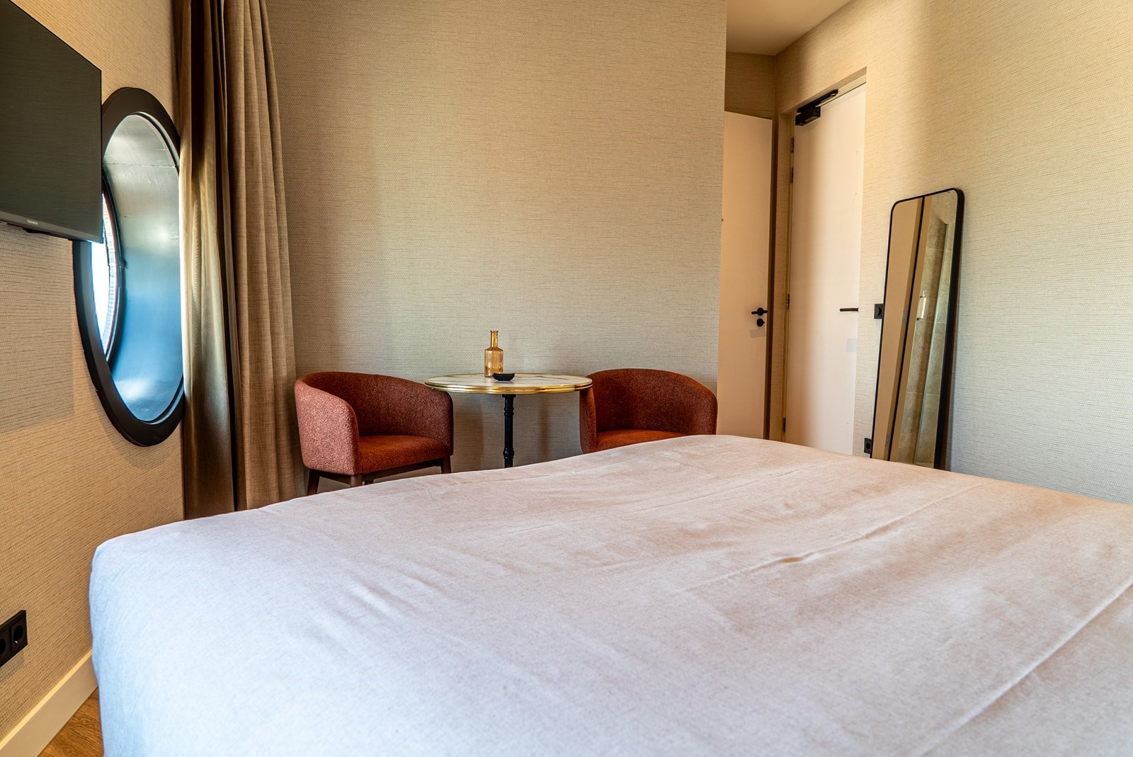 Sfeervolle hotelkamer met zeezicht
