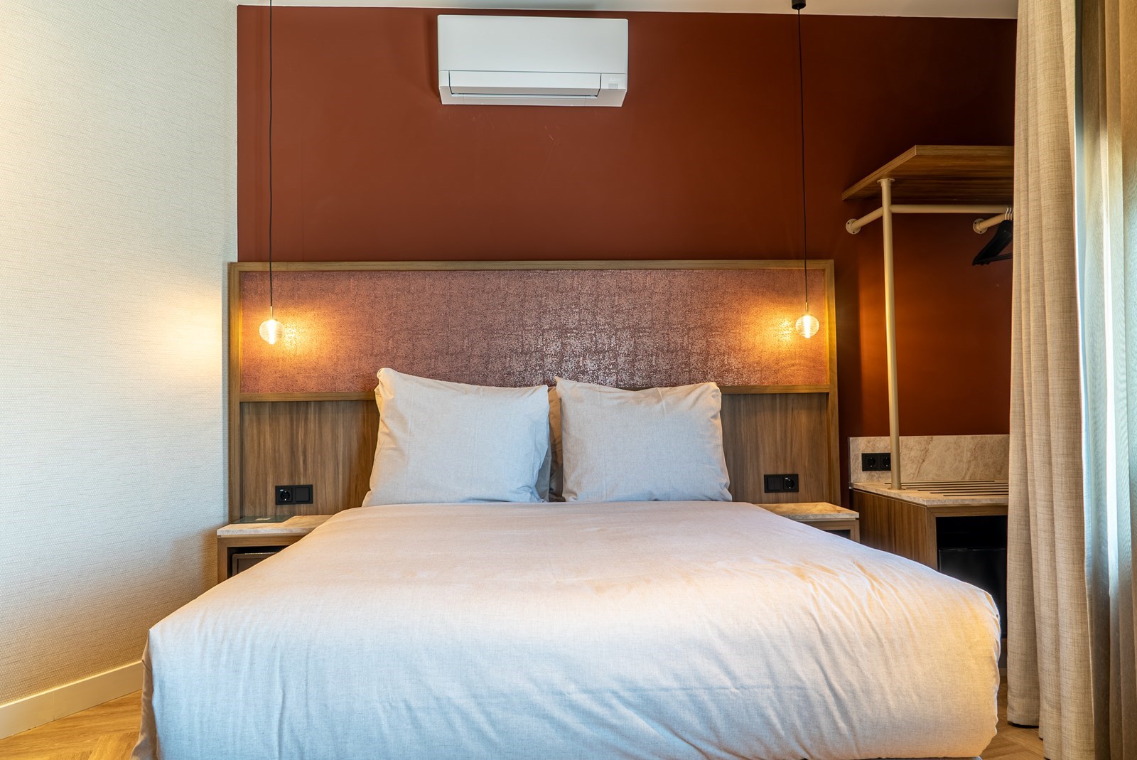 Sfeervolle hotelkamer met zeezicht
