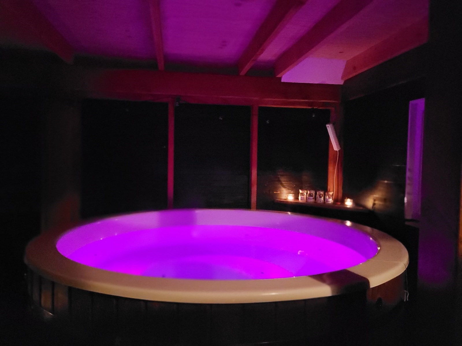 Knus en kleurrijk zoldernest boven de schuur mét hottub en zwembad