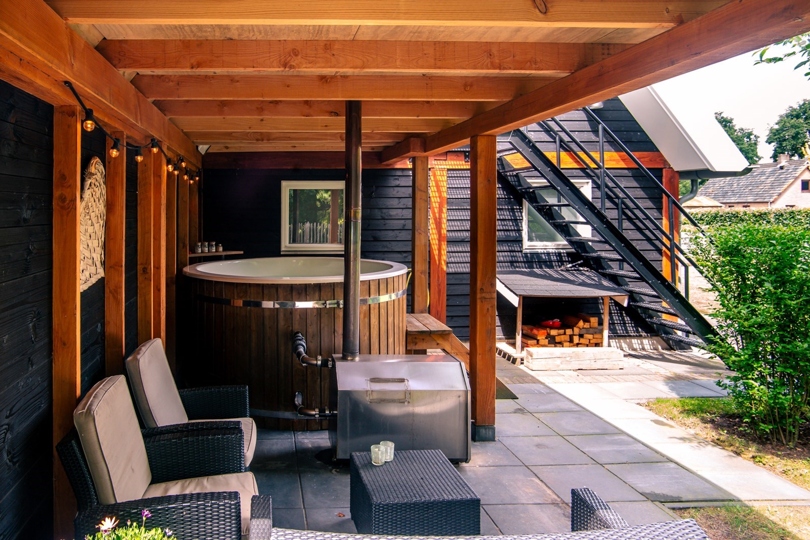 Knus en kleurrijk zoldernest boven de schuur mét hottub en zwembad