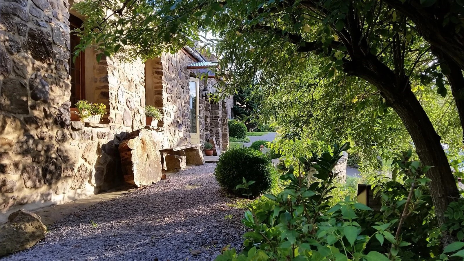 Boerderij van natuursteen uit 1875 met zes slaapkamers in groen paradijs