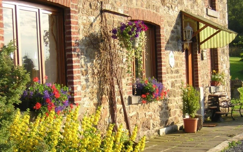 Boerderij van natuursteen uit 1875 met zes slaapkamers in groen paradijs