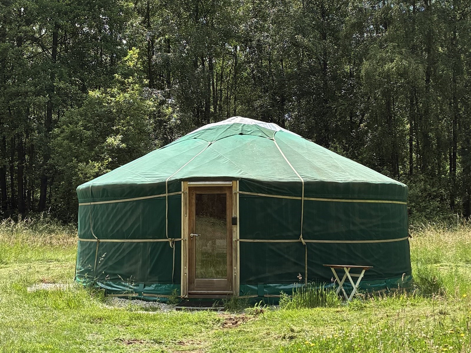 Sfeervolle yurt midden in de natuur