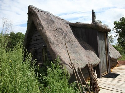 Een unieke Drentse Plaggenhut met een ondergrondse bioscoop Een unieke Drentse Plaggenhut met een ondergrondse bioscoop