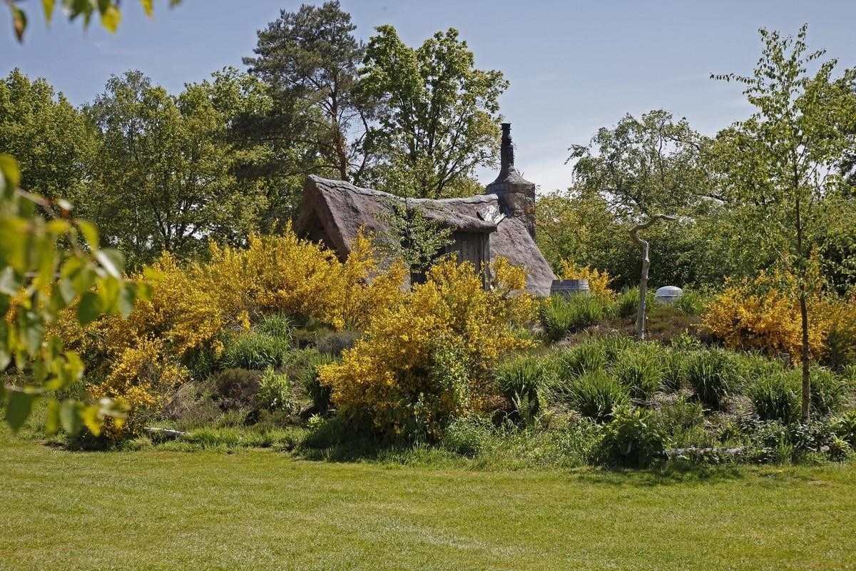 Een unieke Drentse Plaggenhut met een ondergrondse bioscoop