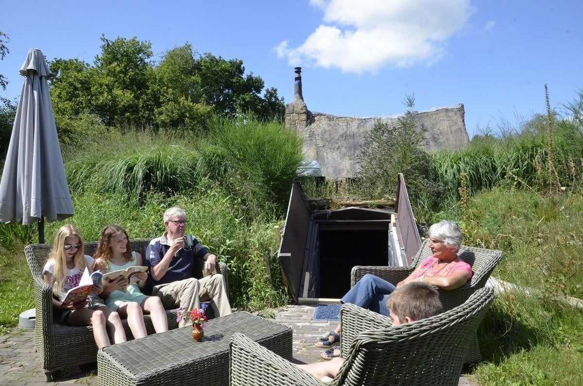 Een unieke Drentse Plaggenhut met een ondergrondse bioscoop