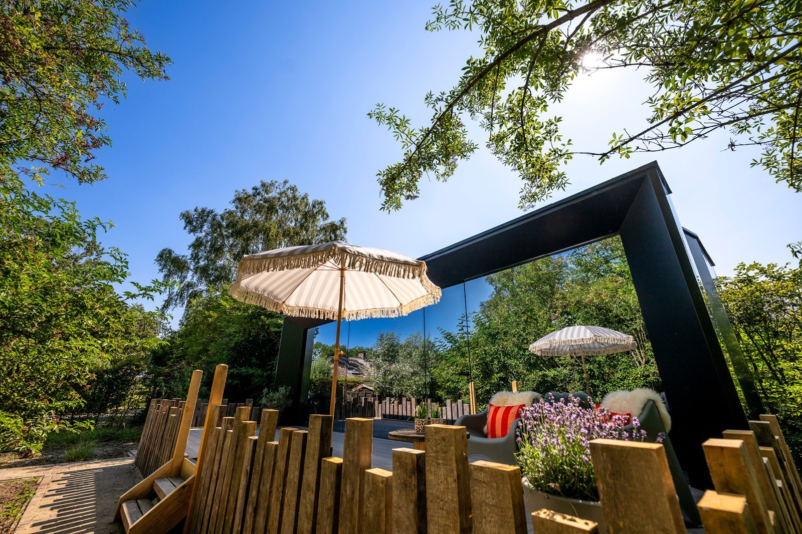 Unieke spiegelcabin met privé sauna midden in de natuur