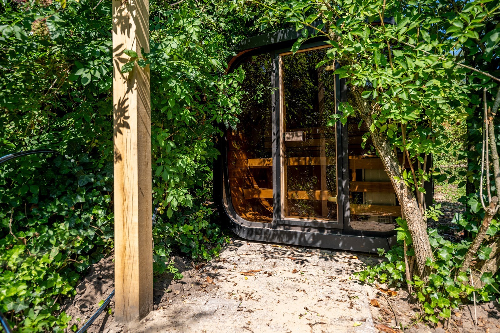 Unieke spiegelcabin met privé sauna midden in de natuur