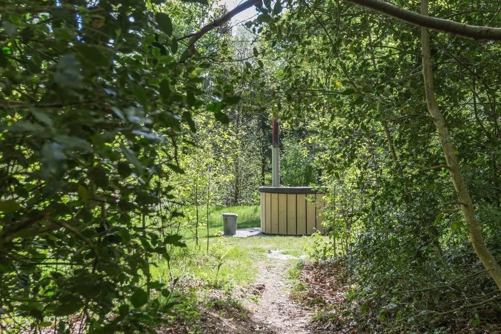 Vrijstaand groepsvakantiehuis met hottub en bbq kota op 2 hectare eigen bos- en tuingrond