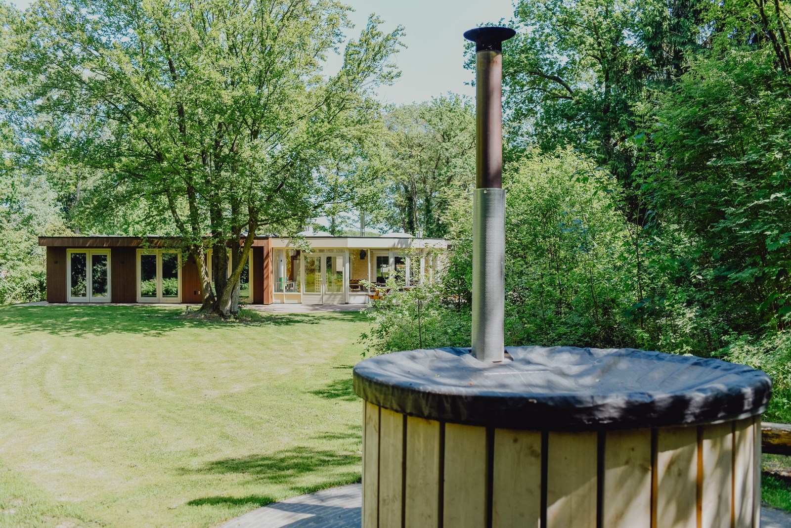 Vrijstaand groepsvakantiehuis met hottub en bbq kota op 2 hectare eigen bos- en tuingrond