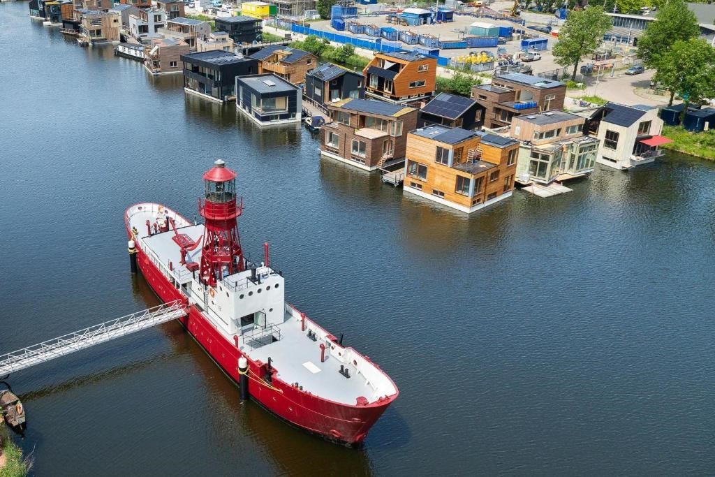 Slapen op een 70 jaar oud lichtschip in Amsterdam
