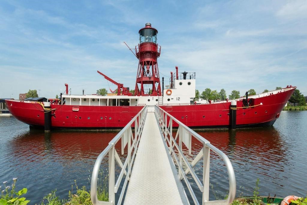 Slapen op een 70 jaar oud lichtschip in Amsterdam