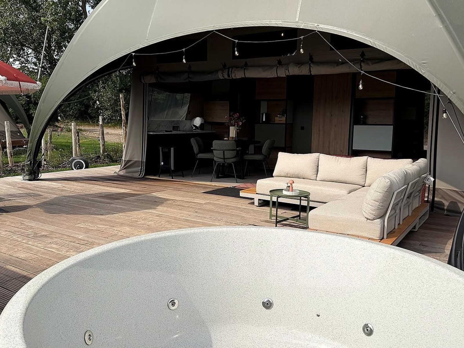 Grote glamping lodge voor het hele gezin met hottub