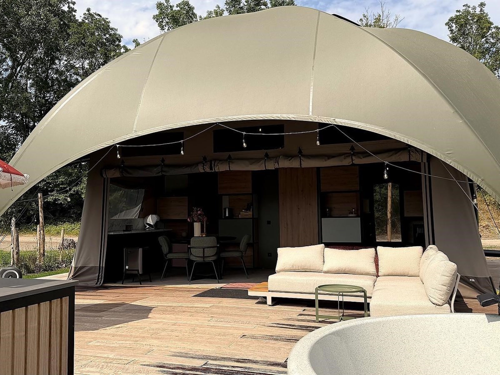 Grote glamping lodge voor het hele gezin met hottub