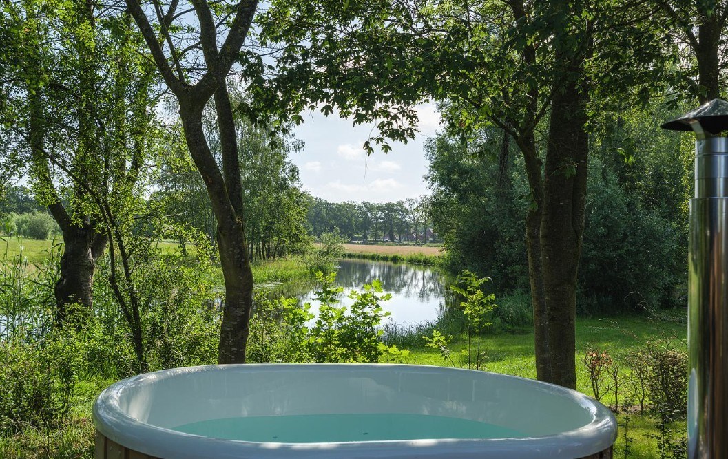 Spiegelhuisje aan de rivier met bubbeltub en panoramaview