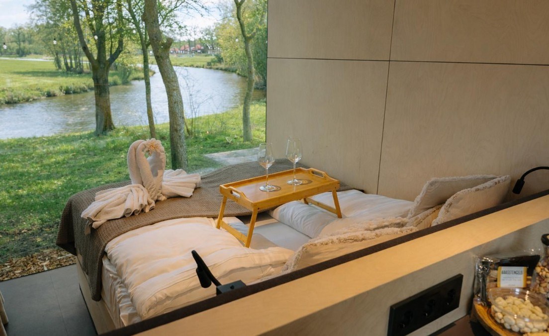 Spiegelhuisje aan de rivier met bubbeltub en panoramaview