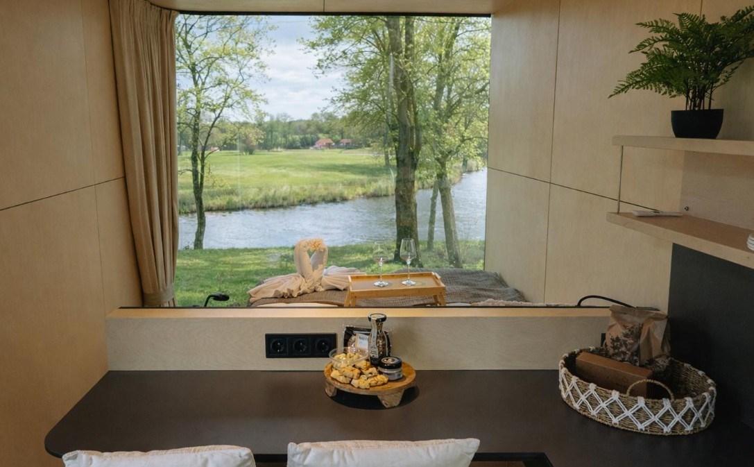Spiegelhuisje aan de rivier met bubbeltub en panoramaview