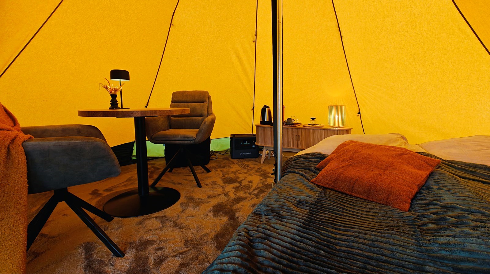 Slapen onder de sterren in een Panorama Tipi midden in een voedselbos