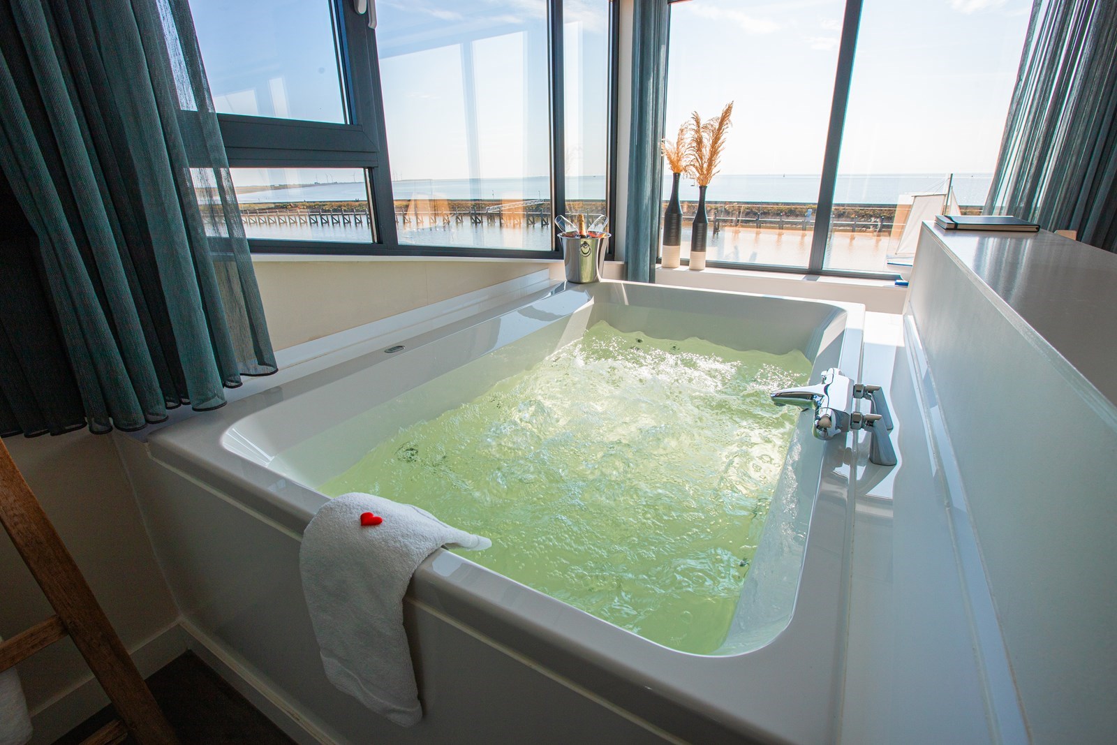 Slapen in een Vultrechter met jacuzzi en wakker worden met uitzicht over de Waddenzee