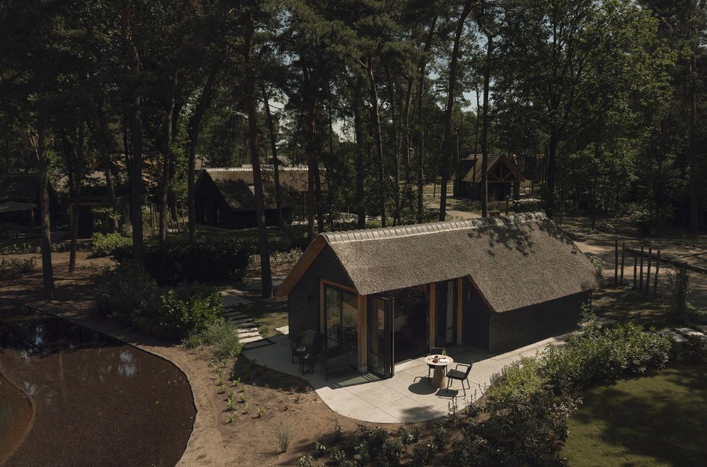 Bosstudio met hottub en sauna aan een zwemvijver