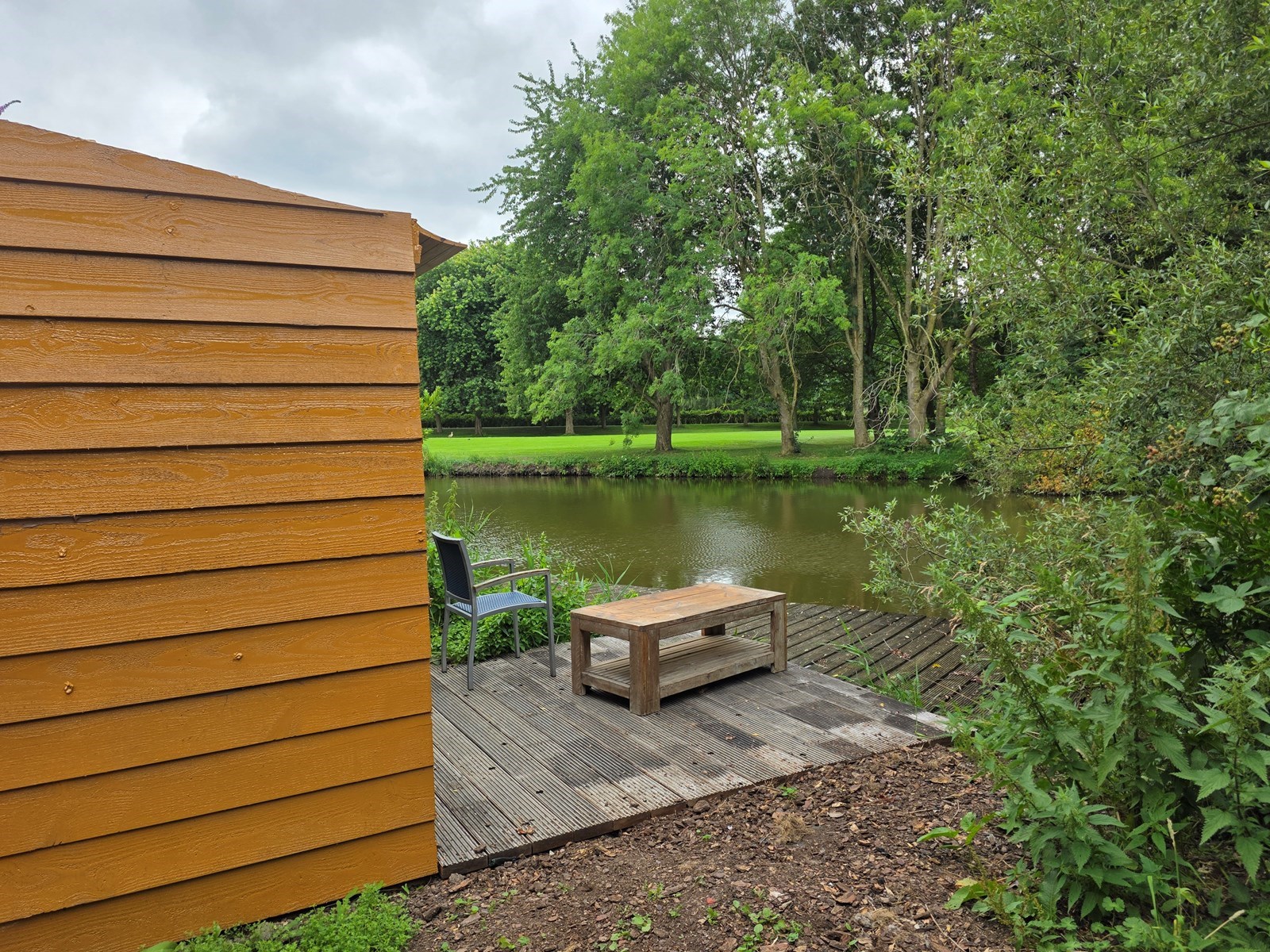 Tiny house met hottub op een eiland
