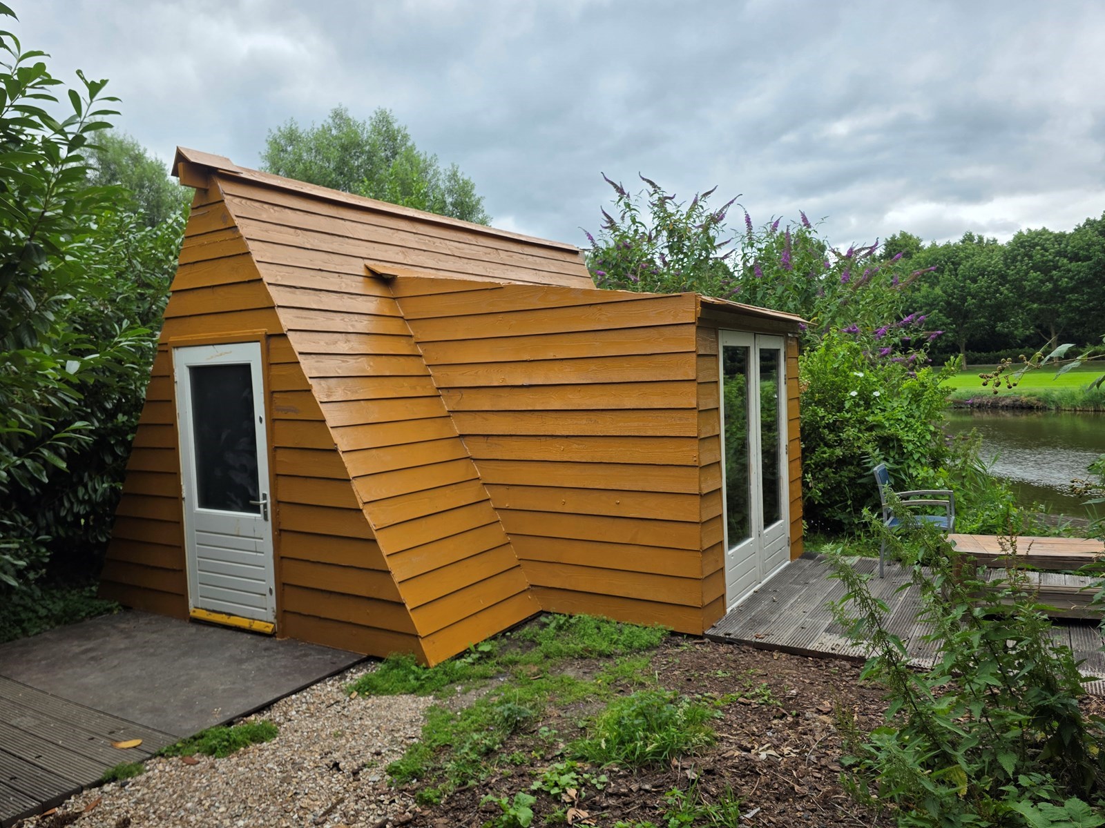 Tiny house met hottub op een eiland