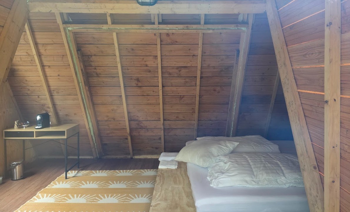Tiny house met hottub op een eiland