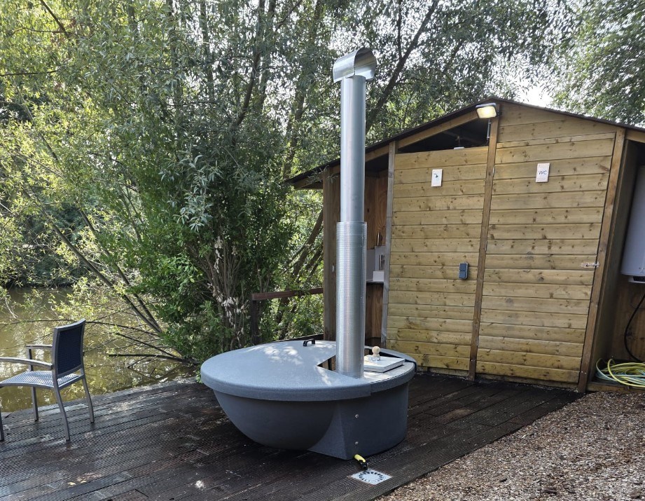 Tiny house met hottub op een eiland