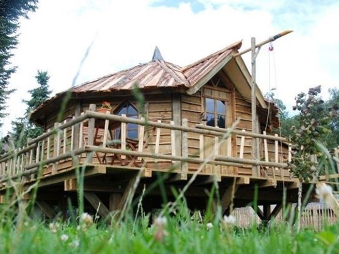 Slapen boven de schapen in een Schaapshut met hout (pellet) kachel Slapen boven de schapen in een Schaapshut met hout (pellet) kachel