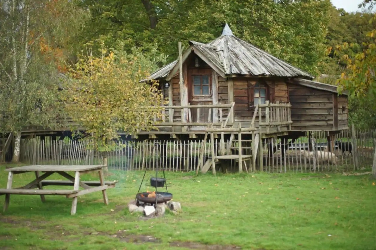 Slapen boven de schapen in een Schaapshut met hout (pellet) kachel