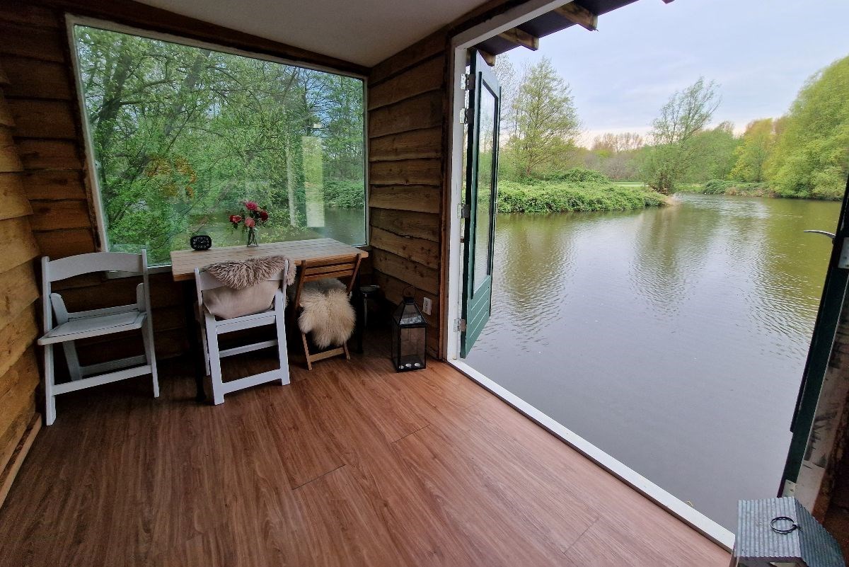 Tiny House met terras boven het water