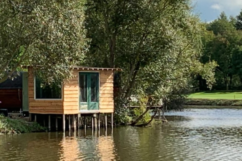 Tiny House met terras boven het water