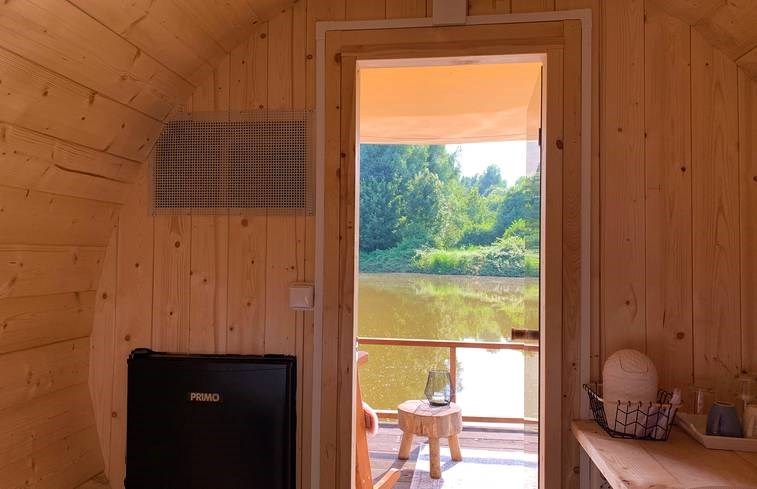 Tiny House met terras boven het water