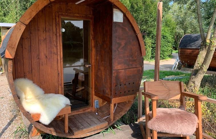 Wijnvat met hottub direct aan het water