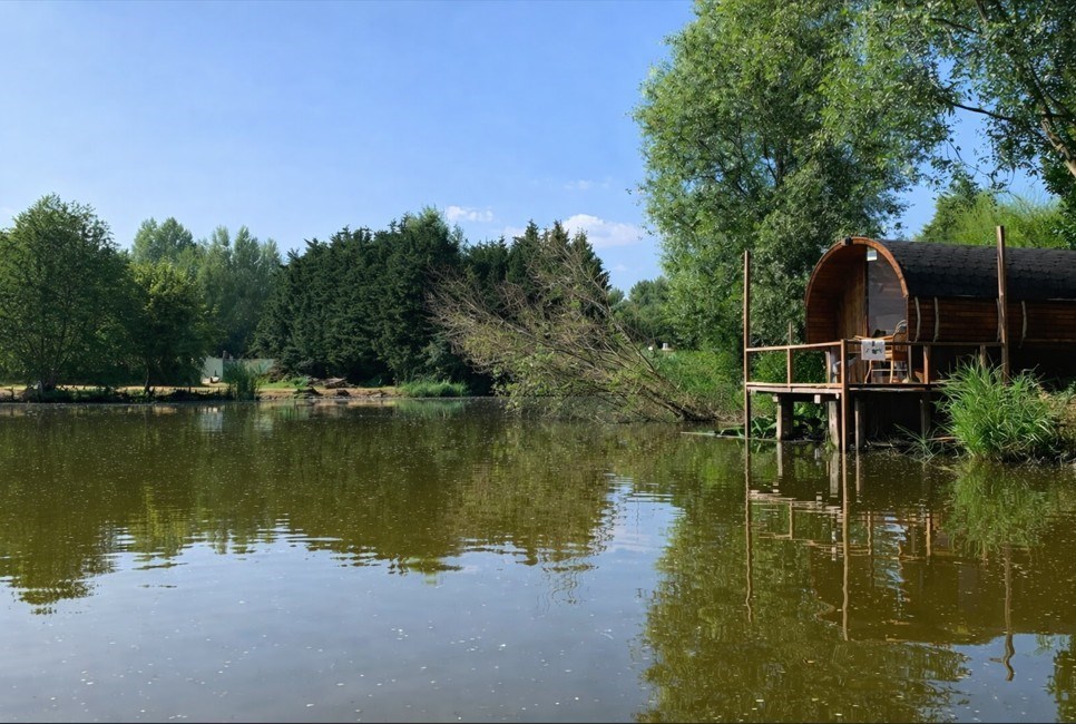 Wijnvat met hottub direct aan het water