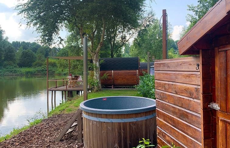 Wijnvat met hottub direct aan het water