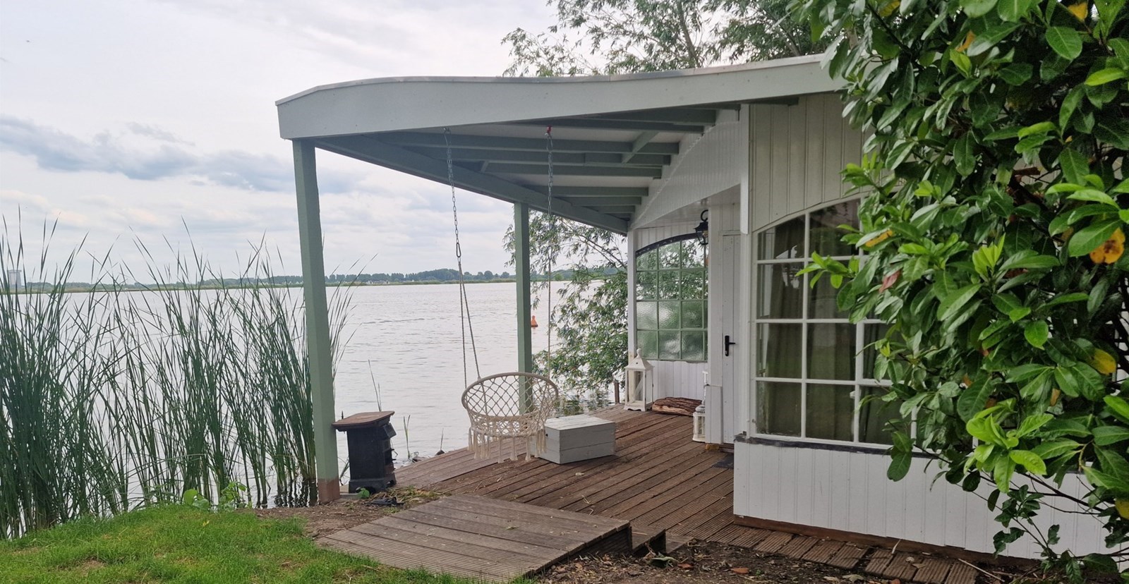 Slapen in een glazen huis aan het water