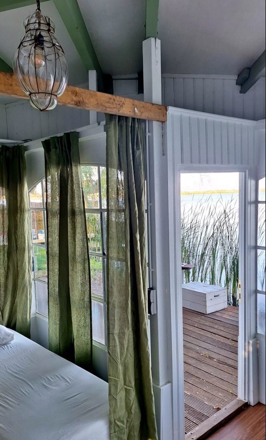 Slapen in een glazen huis aan het water