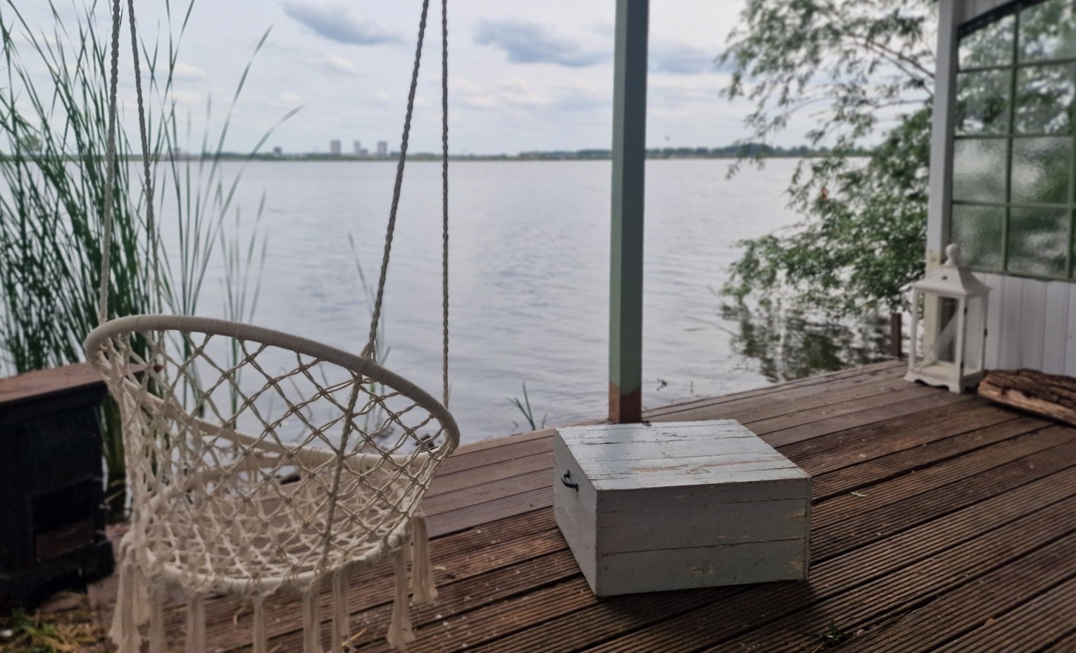 Slapen in een glazen huis aan het water