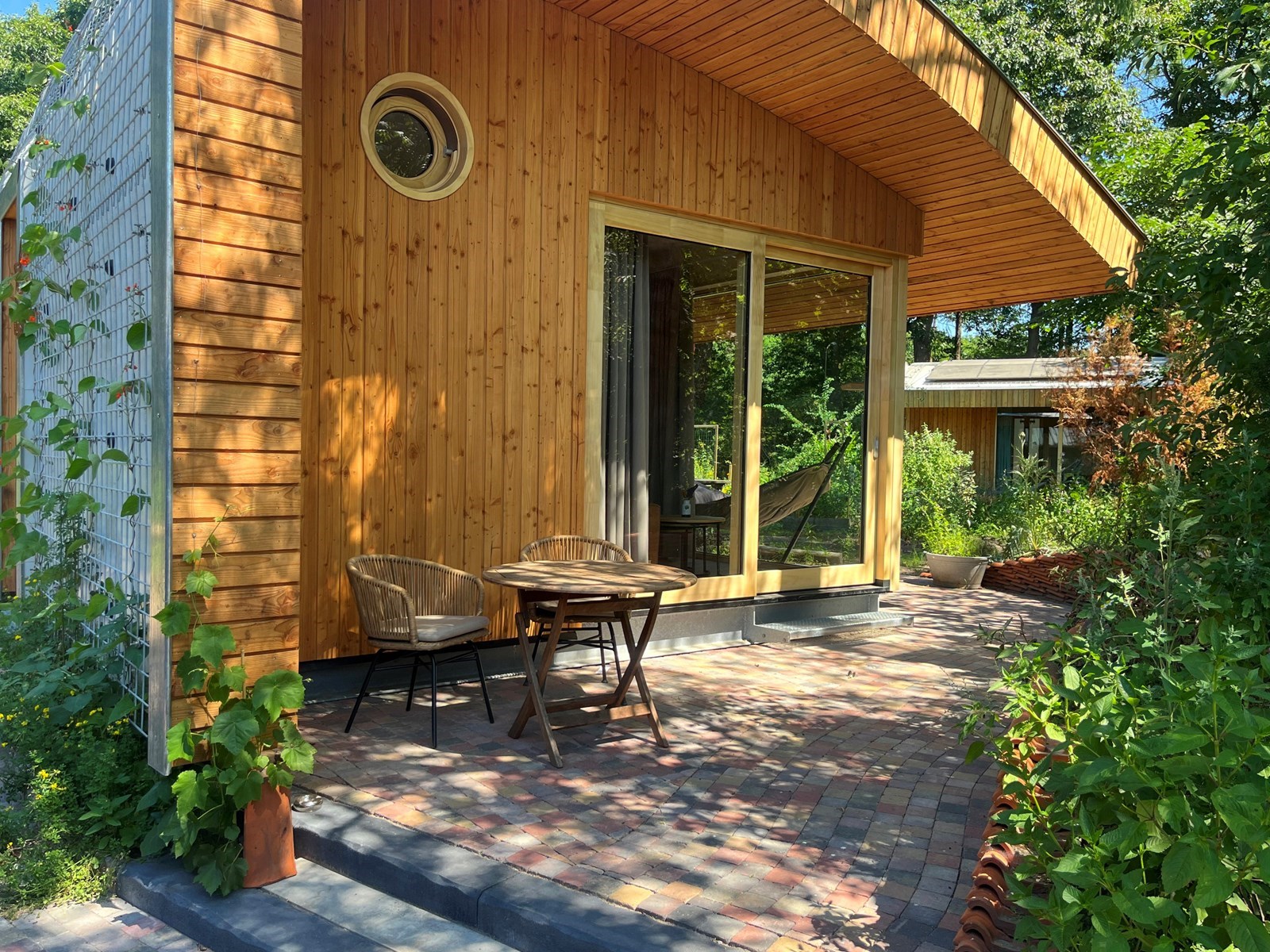 Duurzaam tiny house waar vanuit je zo het bos inloopt